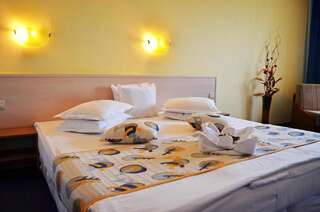 Отель Aqua Hotel Бургас Стандартный двухместный номер с 2 отдельными кроватями-5