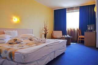 Отель Aqua Hotel Бургас Стандартный двухместный номер с 2 отдельными кроватями-8